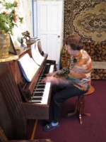 А.Г.Айдраская за фортепьяно (375х500, 61Kb)