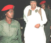 Муаммар Каддафи в сопровождении телохранительниц