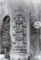 Альфия Газизовна у бахчисарайского фонтана 1955 г (541х800,  64Kb)