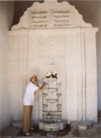 Альфия Газизовна у бахчисарайского фонтана 2010 г (589х800,  36Kb)