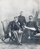 Ф.Шаляпин с отцом и братом (488х600,  57Kb)