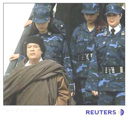 Муаммар Каддафи и его телохранительницы