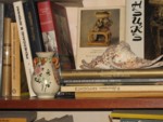 японские вазочки в книжном интерьере