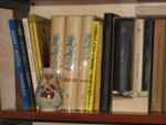 японские вазочки в книжном интерьере
