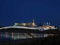 Минареты мечети Кул Шариф высятся над территорией Казанского кремля (1000х750, 40Kb)