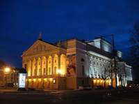 Казань. Ночной вид театра оперы и балета (800х600, 81Kb)