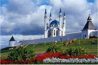Минареты мечети Кул Шариф высятся над территорией Казанского кремля (603х405, 43Kb)