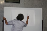 Н.Наккаша демонстрирует искусство каллиграфа (900х600, 33Кб)