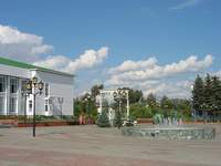 Обновлённый Лаишев, фонтан и памятник Державину (1000х750,  77Kb)