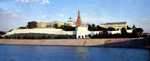 Солнце красит алым цветом стены белАго Кремля (казанского)